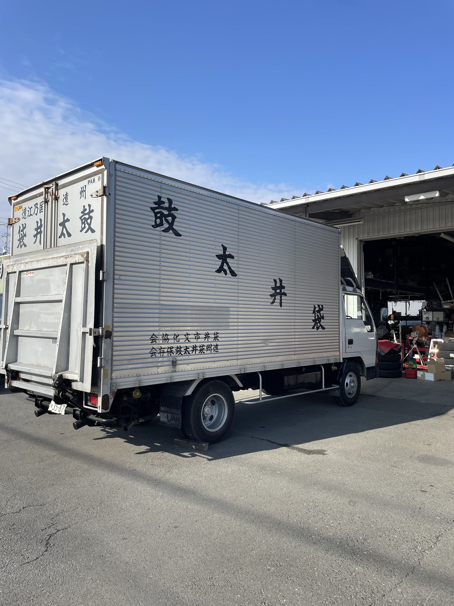 トラックの夜間安全性を向上しました。